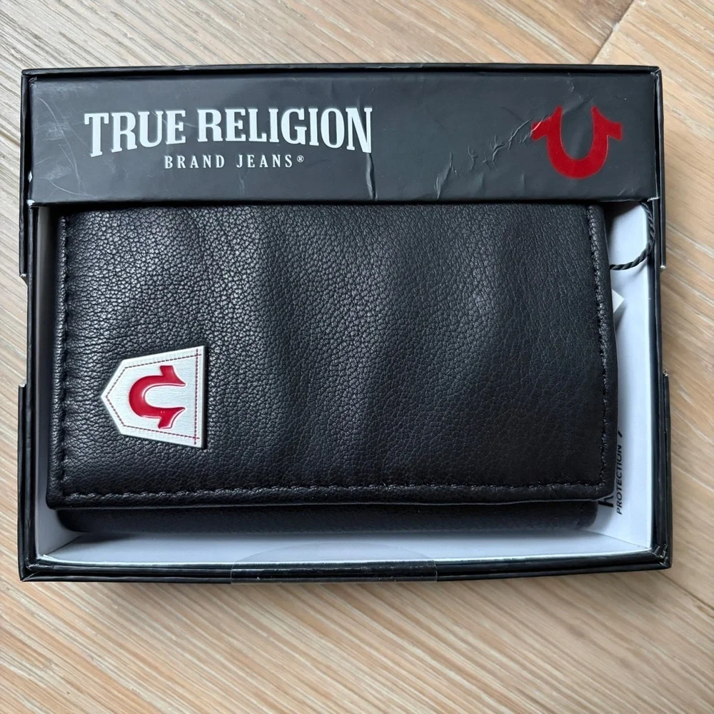 True Religion Men's Leather Slim Bi-Fold Wallet RFID Protection NWT $45 Gift Box